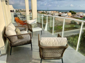 Beautiful penthouse with pool and wonderful beach view